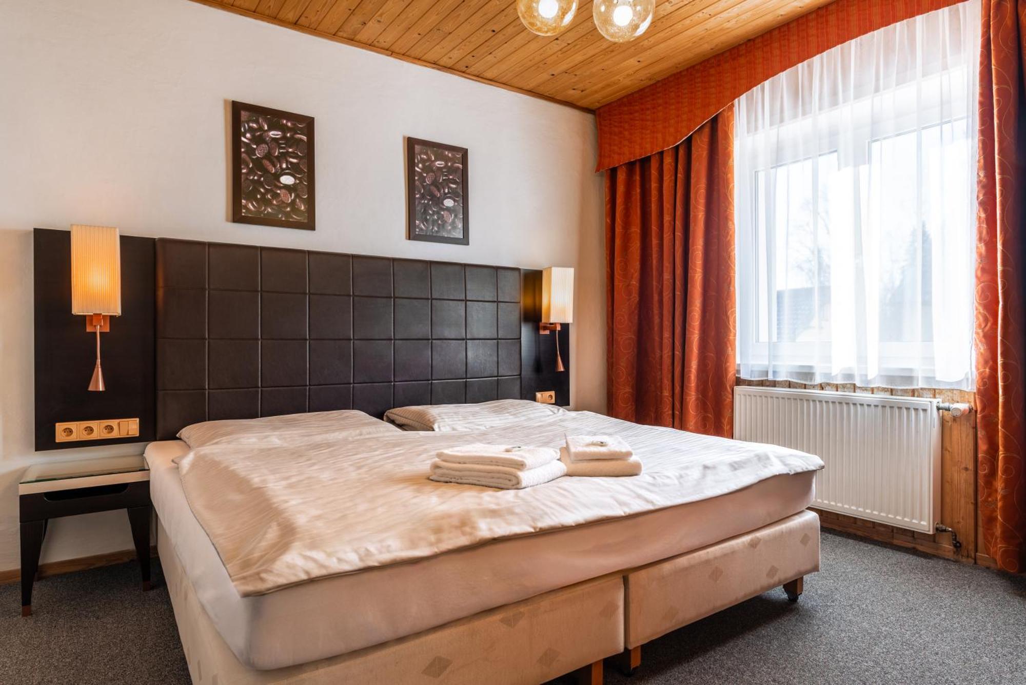 Hotel Schwarz Nové Hamry Екстериор снимка